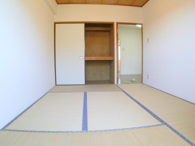 Living and room. Click here for Japanese-style room