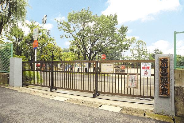 Primary school. 2-minute walk from China worth elementary school. Since the school route to exit the residential area, School children be safe and secure