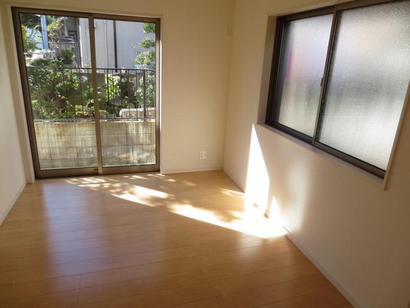Non-living room. 1 Kaiyoshitsu It is a window is bright from the first floor so there are two.
