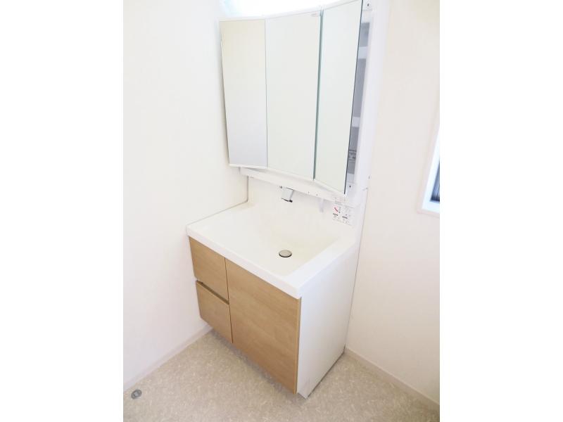 Wash basin, toilet. With three-sided mirror wide vanity