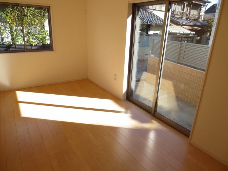 Non-living room. Western style room Since the window there are two bright from the first floor.