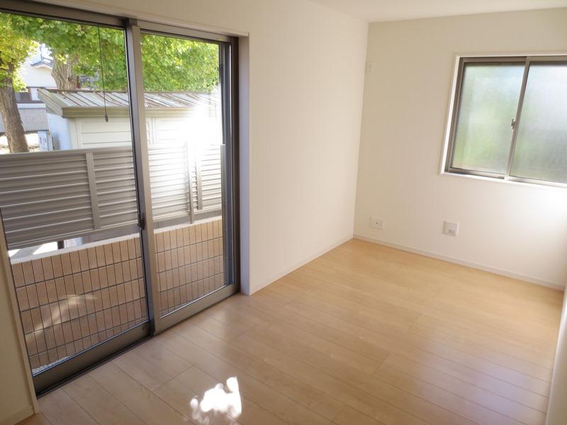 Non-living room. Western style room Since the window there are two bright from the first floor.
