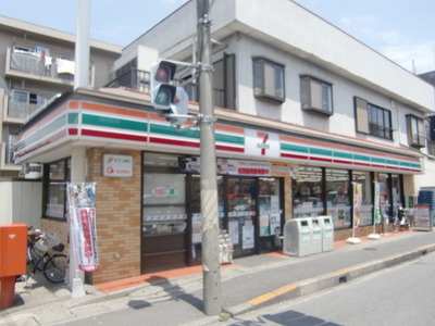 Convenience store. 700m to Seven-Eleven (convenience store)