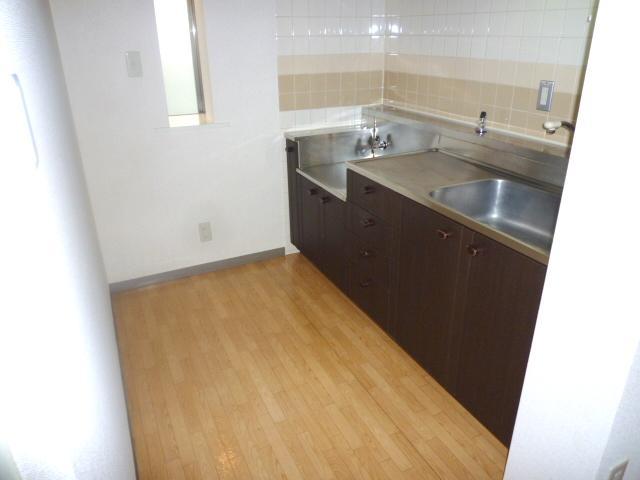 Kitchen. Two-burner gas stove is corresponding to a large sink.