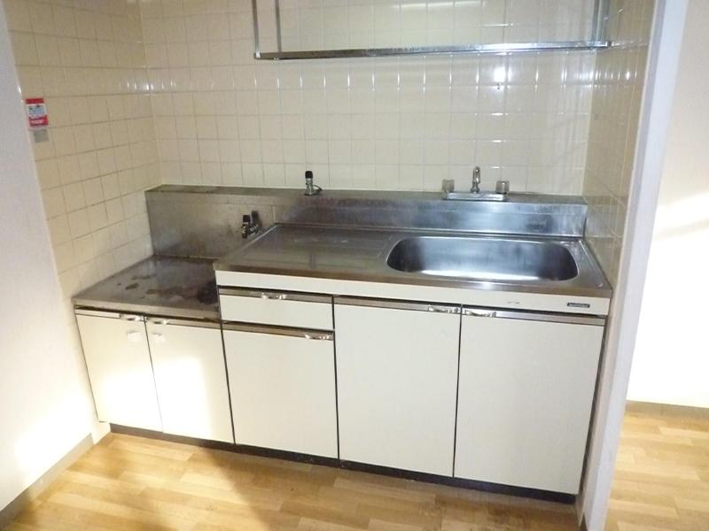 Kitchen. Two-burner gas stove can be installed