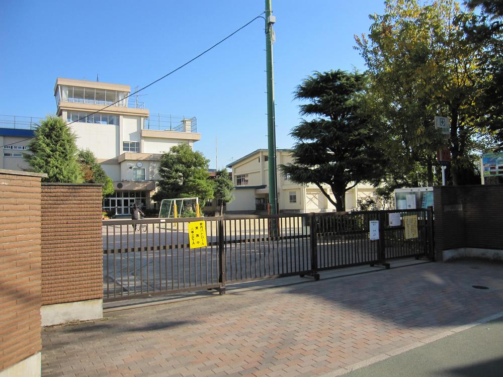 Primary school. 300m until Ichikawa Municipal Yahata Elementary School