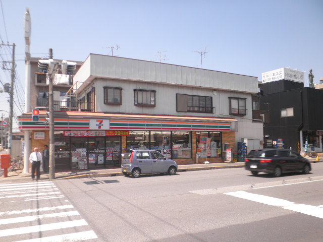 Convenience store. 500m to Seven-Eleven (convenience store)