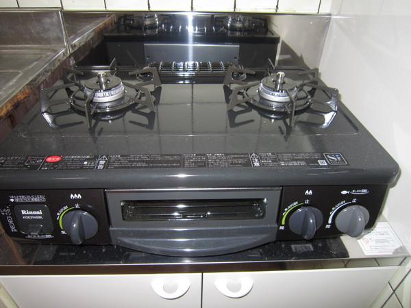 Kitchen. Stove new