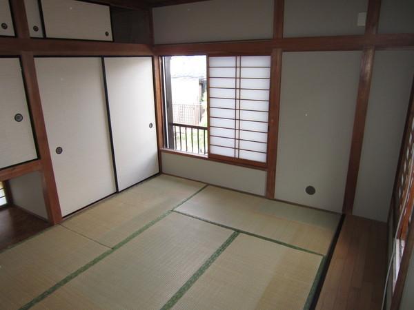 Other room space. Tatami mat replacement is before tenants