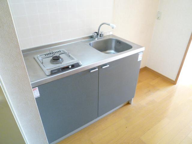 Kitchen. 1-neck is with a gas stove