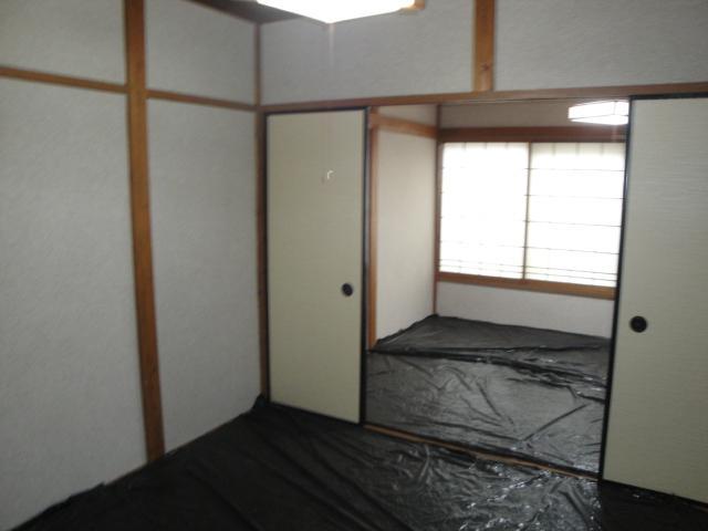 Living and room. Black sheet is for the prevention burnt tatami