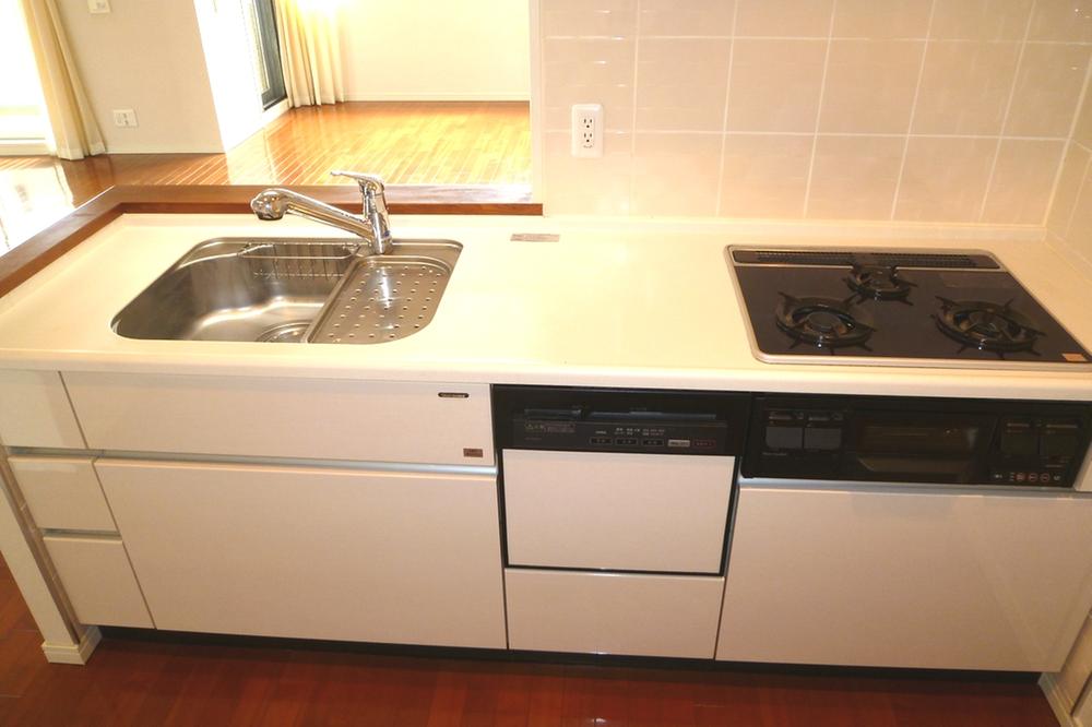 Kitchen. Indoor (June 2013) Shooting / Water purification machines, It is a stylish kitchen with a dish washing dryer