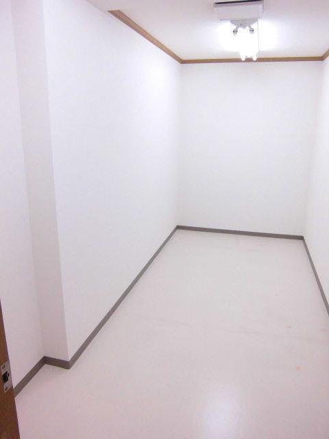Receipt. Walk-in closet is
