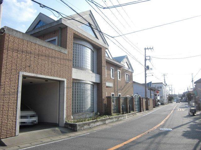 Local photos, including front road. It is a front road