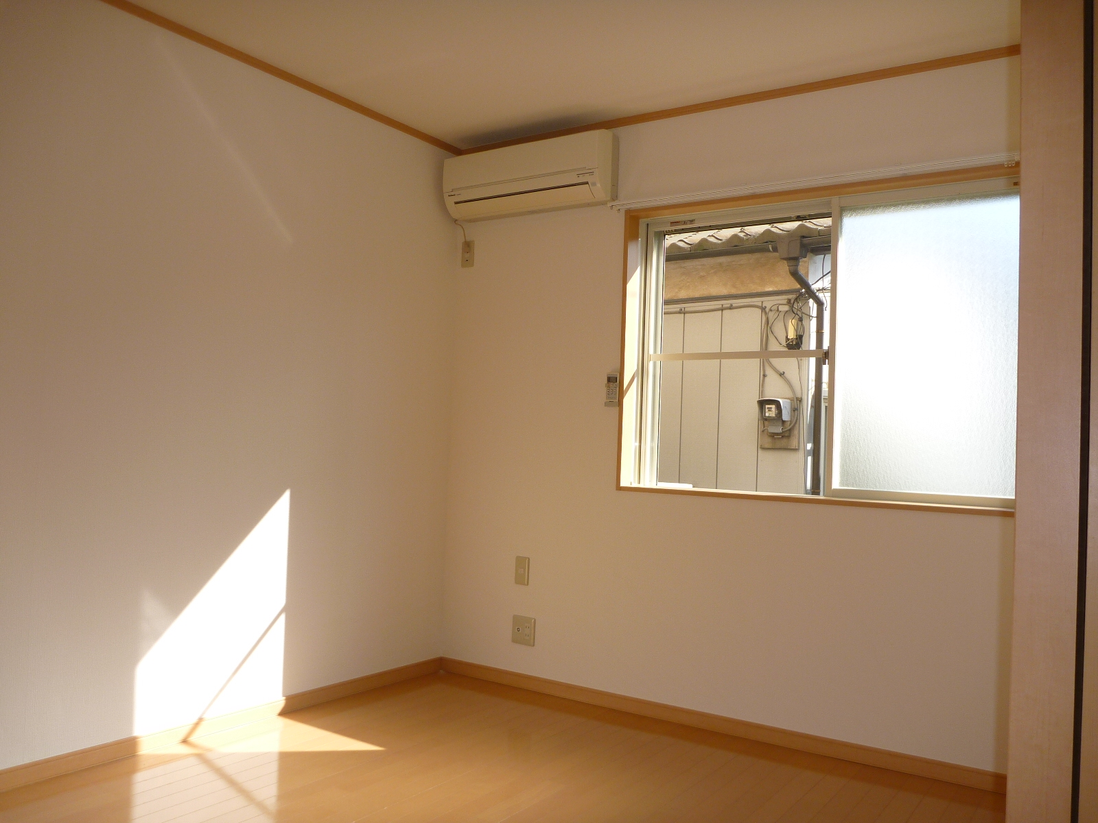 Living and room. South Western and built-in air conditioning (It is a photograph of the other rooms of the same type)