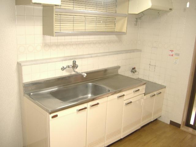 Kitchen. It's easy to use because it is a large kitchen