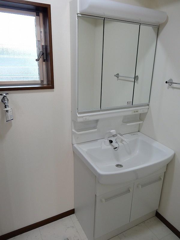Wash basin, toilet