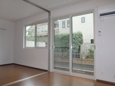 Living and room. It can also be used as a large living and to open the door.