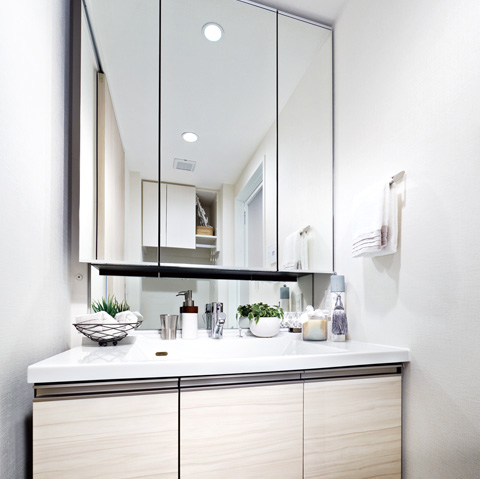 Bathing-wash room.  [Three-sided mirror with vanity] Mirror cabinet with depth that nearing the mirror in a comfortable position, Vanity that incorporates the ideas, such as a space to put small items. As the lower part can also be used small children, The child mirror was established.