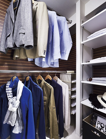 Receipt.  [Walk-in closet] Walk-in closet is installed hanger pipe and a movable shelf of the two upper and lower stages. Plenty you Shimae and clean up a long black coat with a short jacket length.