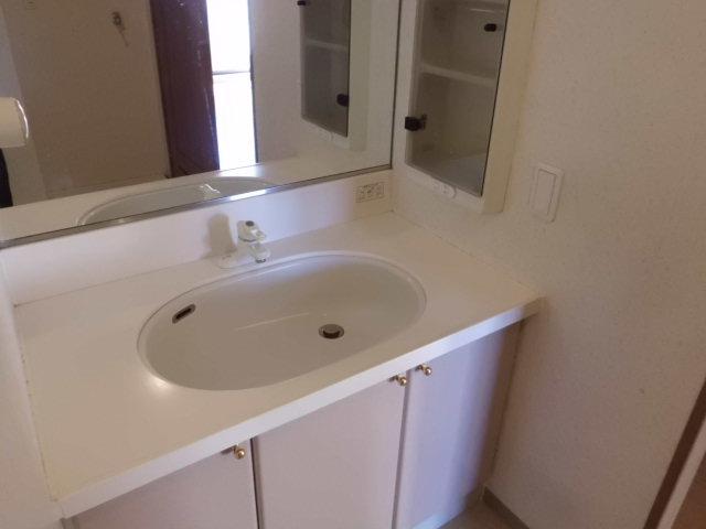 Wash basin, toilet. Indoor (12 May 2013) Shooting