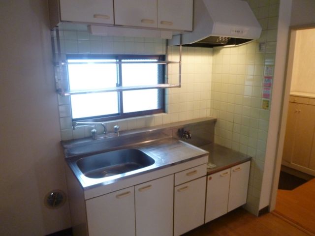 Kitchen. Two-burner stove can be installed