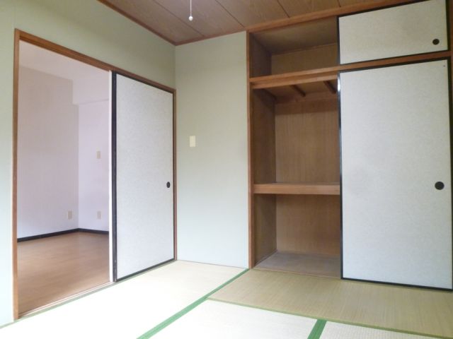 Living and room. Japanese-style room, There closet