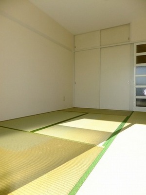 Other. 6 Pledge of Japanese-style room has good positive enters from the balcony, Bright is.