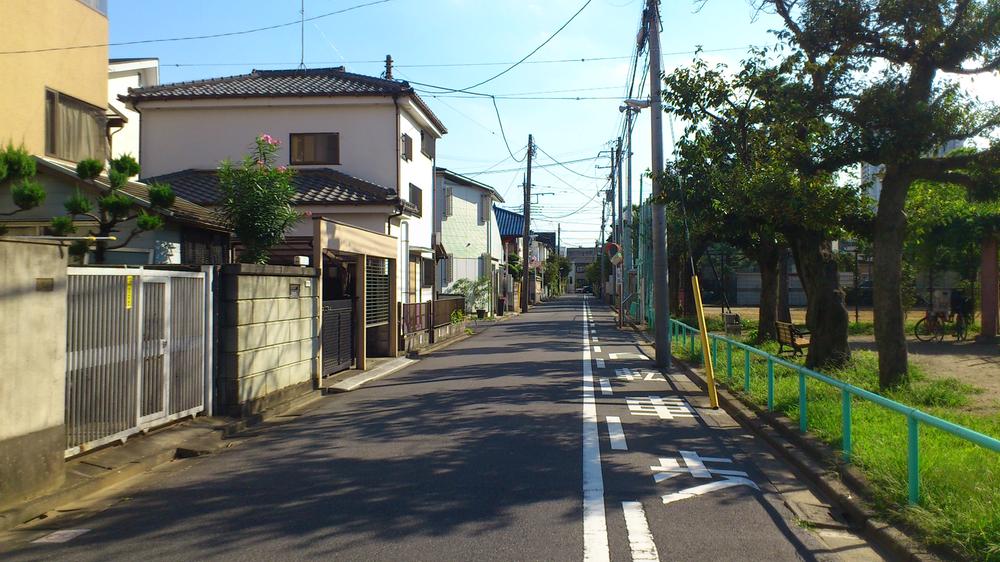 Local photos, including front road. Frontal road