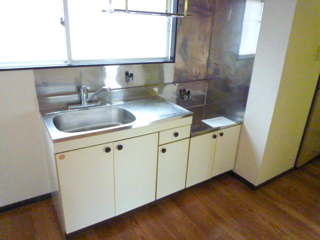 Kitchen. 2-neck is a gas stove can be installed.