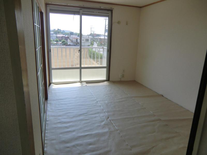 Other room space. It will settle down is south-facing bright Japanese-style room