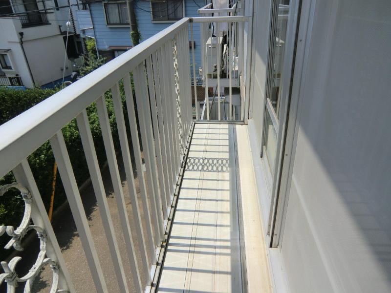 Balcony. Balconies on the south-facing day is good