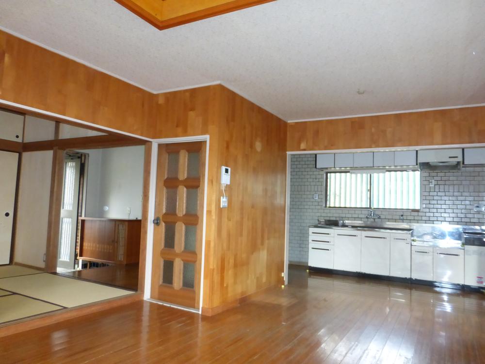 Living. LDK: Kitchen, Living room floor, Washroom toilet, Wall of 2F southwest, White ants do not put in Aomori Hiba material.
