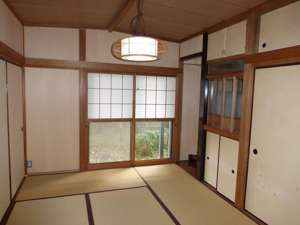 Non-living room. There is a Japanese-style room alcove