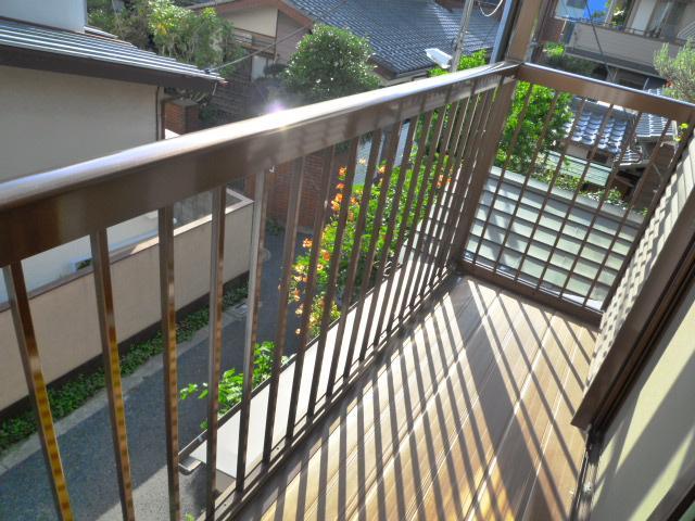 Balcony. Located in a quiet residential area, Day is good.