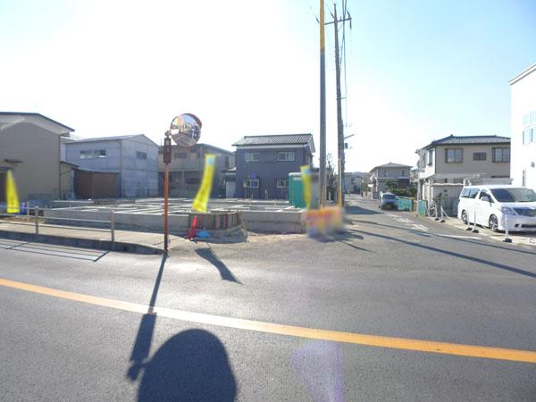 Local photos, including front road. Overall