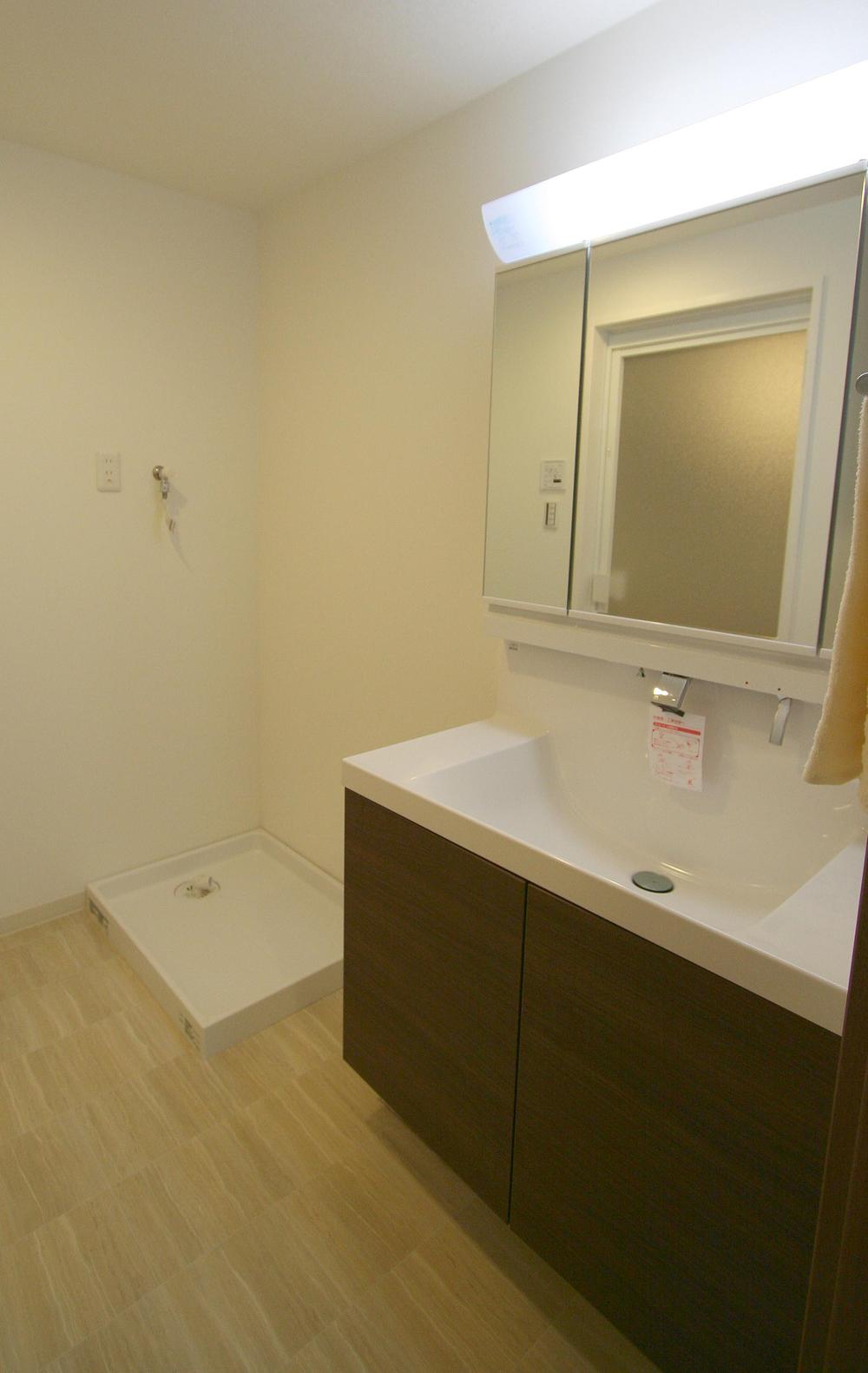 Wash basin, toilet. Indoor (11 May 2013) Shooting