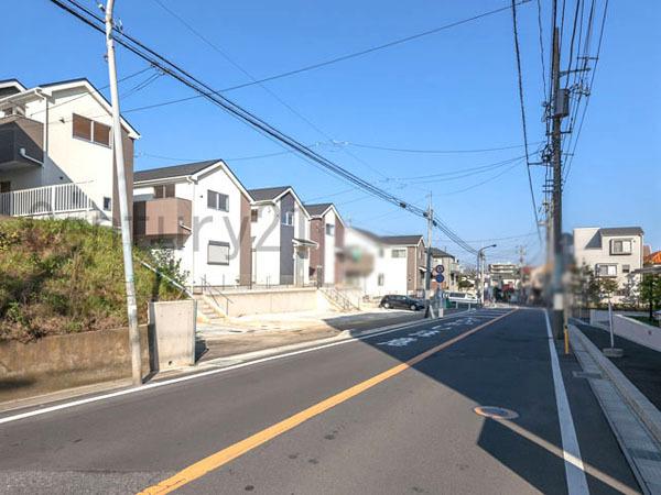 Local photos, including front road. Station 10-minute walk every day of life more convenient 2013 / 11 / 5 shooting
