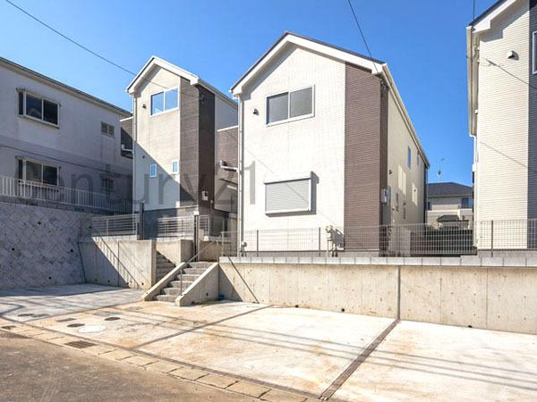 Local appearance photo. Bright dwelling 5 Building No. 2013, which is wrapped in plenty of sunlight / 11 / 5 shooting