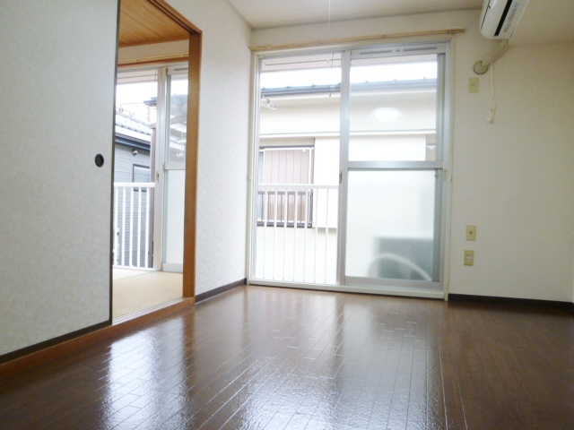 Living and room. Spacious living room