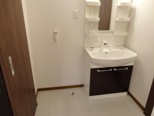 Wash basin, toilet. Also useful when the morning to Shan because vanity is a shower in the width 75 cm, wallpaper ・ The floor of the floor were also replaced paste Caring Easy because the floor of the material is a thing is hard to crowded stain is water