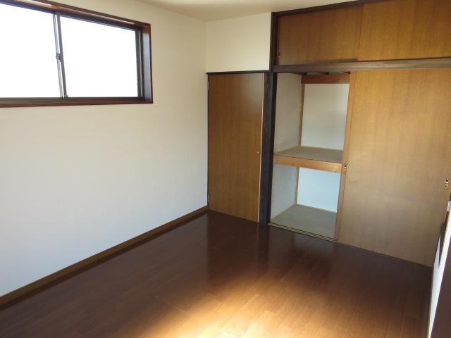 Non-living room. 2 is Kaiyoshitsu (6 quires)