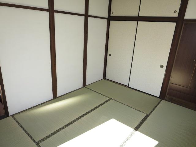 Non-living room. Scent of rush will drift since the tatami exchange on the second floor Japanese-style room (6 mats) Sliding door ・ Sliding door ・ Wallpaper was re-covered