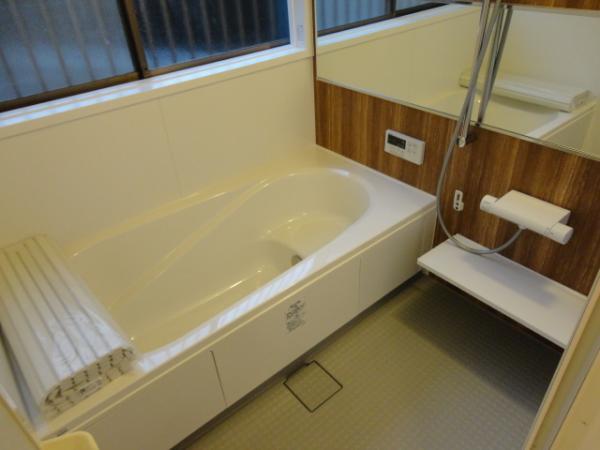 Bathroom. Unit bus is the size of one square meters made of Rikushiru Reheating so also mounted remote control, Because the hot water supply is also Easy, Please take the fatigue of the day stretched out a leg