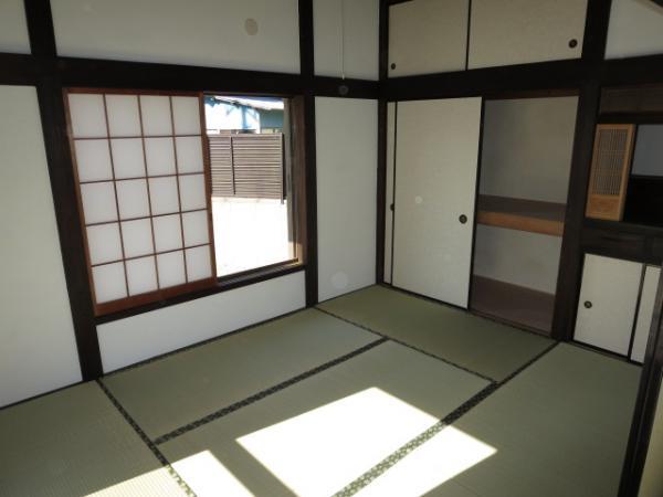 Non-living room. The first floor of a Japanese-style room (6 mats), Since the corner of the room came in well light there is a window on two sides