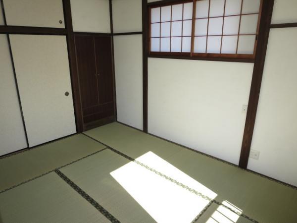 Non-living room. Scent of rush will drift since the tatami exchange on the second floor Japanese-style room (6 mats) Sliding door ・ Sliding door ・ Wallpaper was re-covered