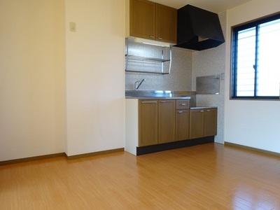 Living and room. Place such as cupboards and refrigerators easy dining