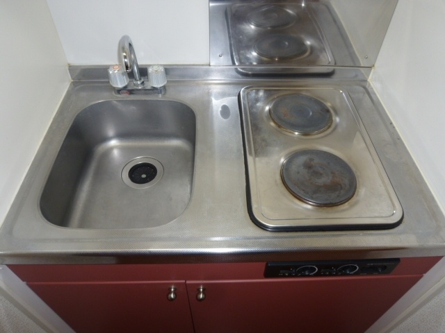 Kitchen. Two-burner electric stove