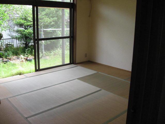 Living. It has continued living and Japanese-style, Facing the south side of the garden.