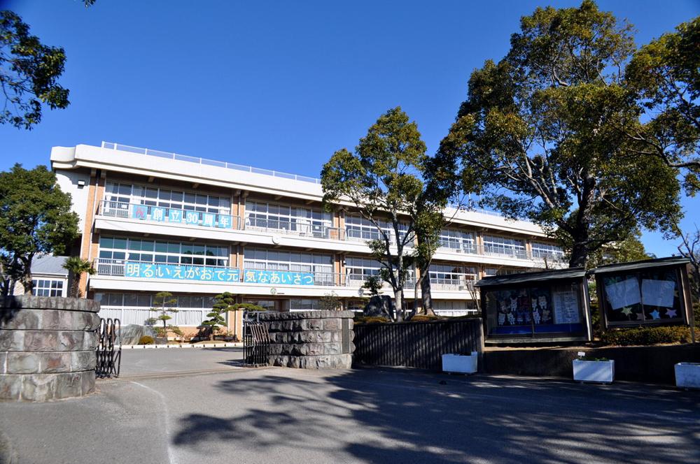 Primary school. Sakae stand Ajikidai to elementary school 1016m
